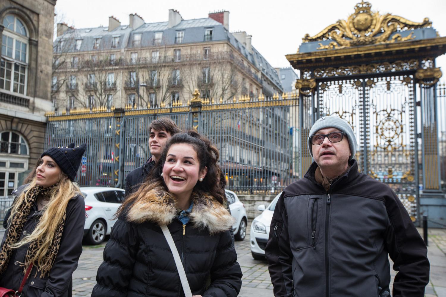 <a href='http://fkmn.1718114.net'>BETVLCTOR伟德登录</a> French Professor Pascal Rollet leads students on a study tour in Paris.